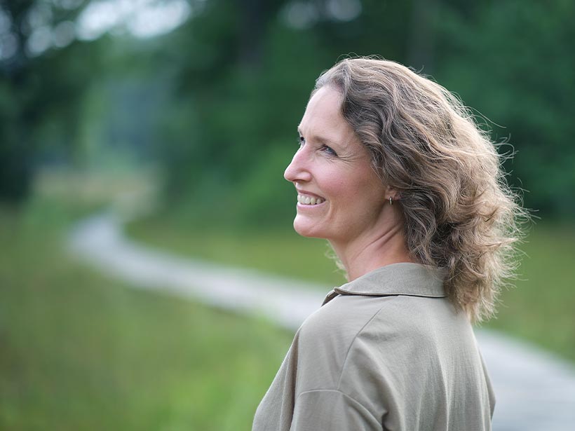 Foto met Marianne Ottevanger in een natuurlandschap